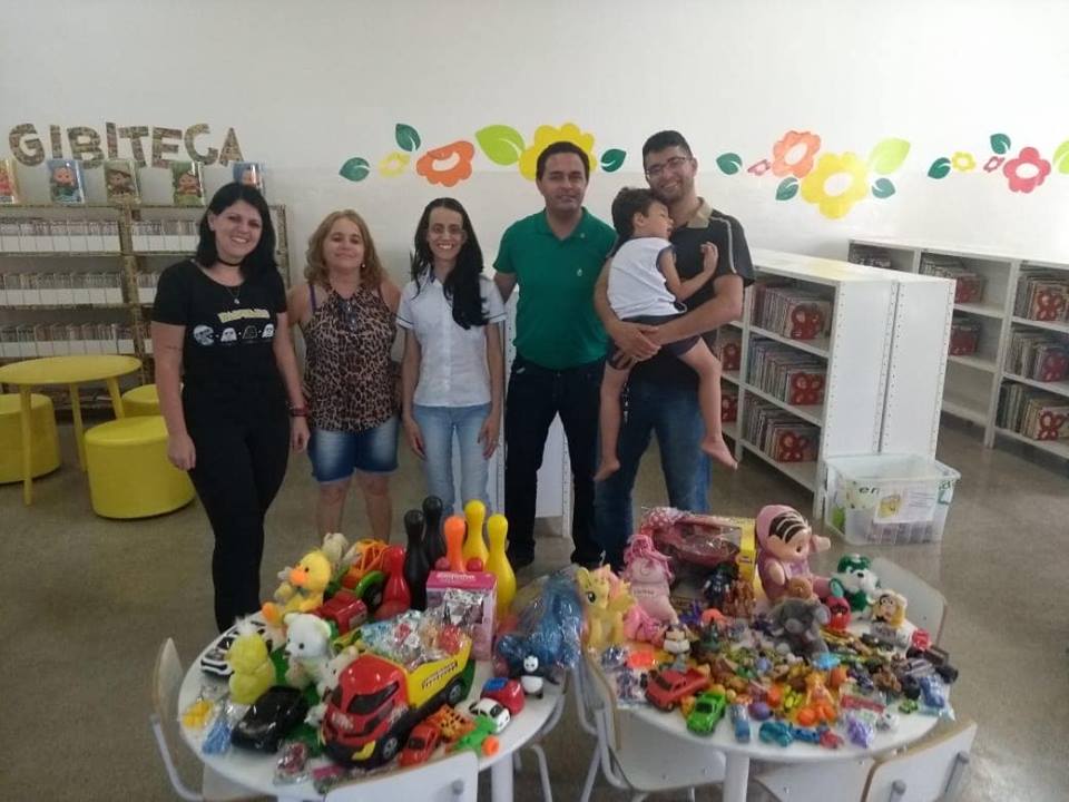 Lion Clube Universitário de Garça doa brinquedos para Biblioteca Municipal