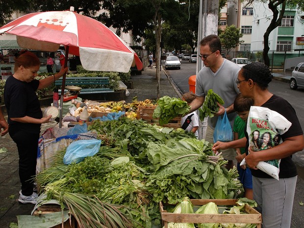 Feira livre de produtos orgânicos vende direto do produtor