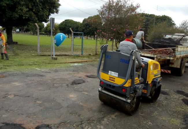 Operação tapa-buracos continua no bairro Cascata: chuvas atrapalham serviço
