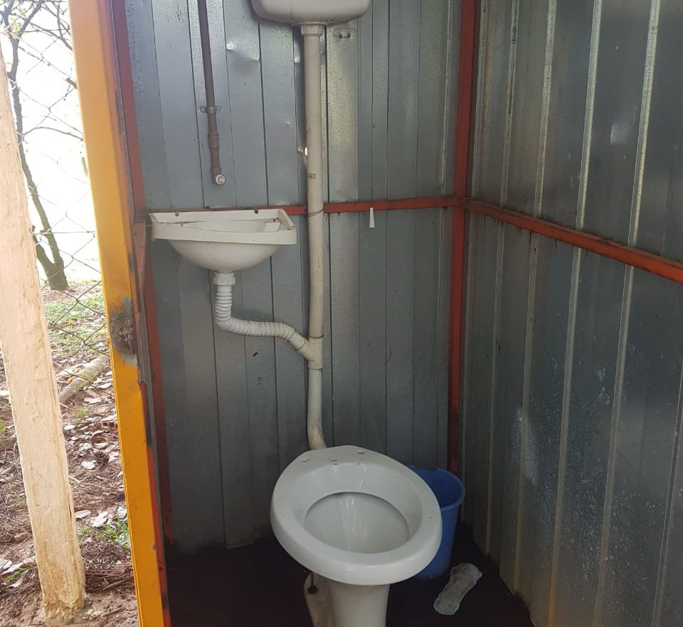 Banheiros próximos ao parquinho no lago artificial voltam a ser assunto