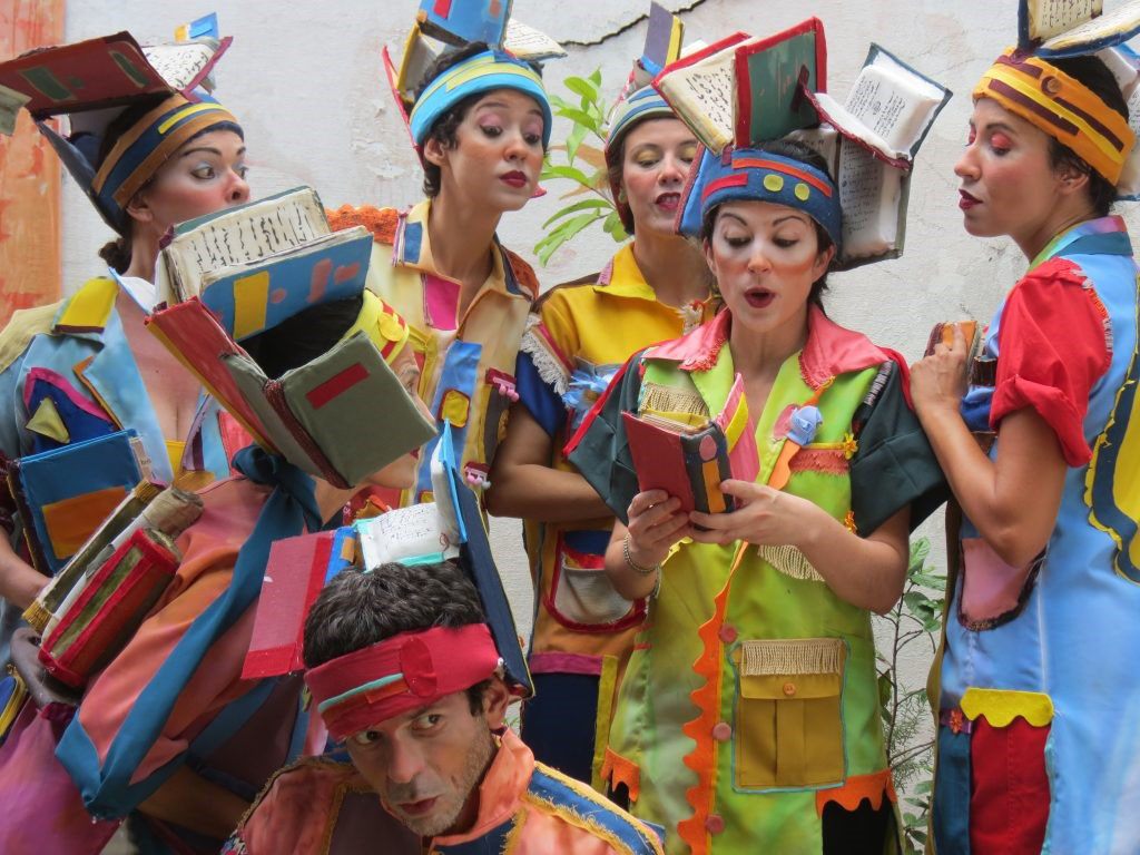 Os Cabeças de Livro percorre a região levando arte para as ruas: grupo chega em Garça na sexta-feira, 22