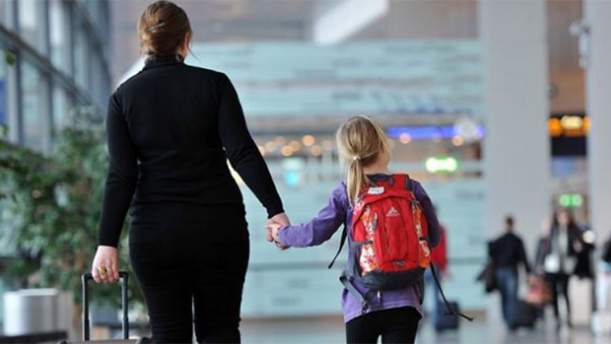 Menores de 16 anos sem os pais precisam de autorização para viajar