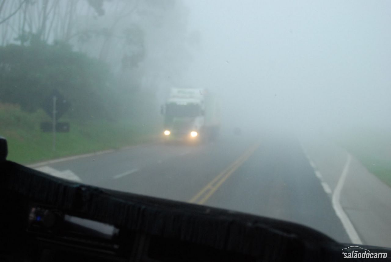 Motorista deve ter atenção e cuidados redobrados ao dirigir sob neblina