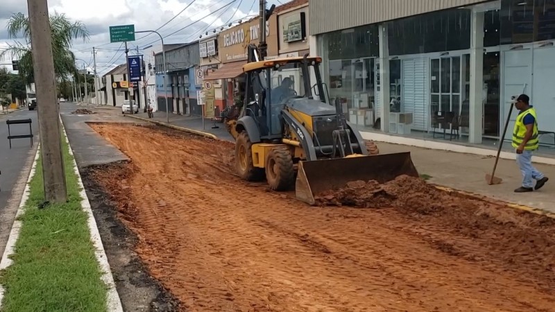 Prefeitura retoma recuperação do asfalto na Avenida Dr. Labieno da Costa Machado