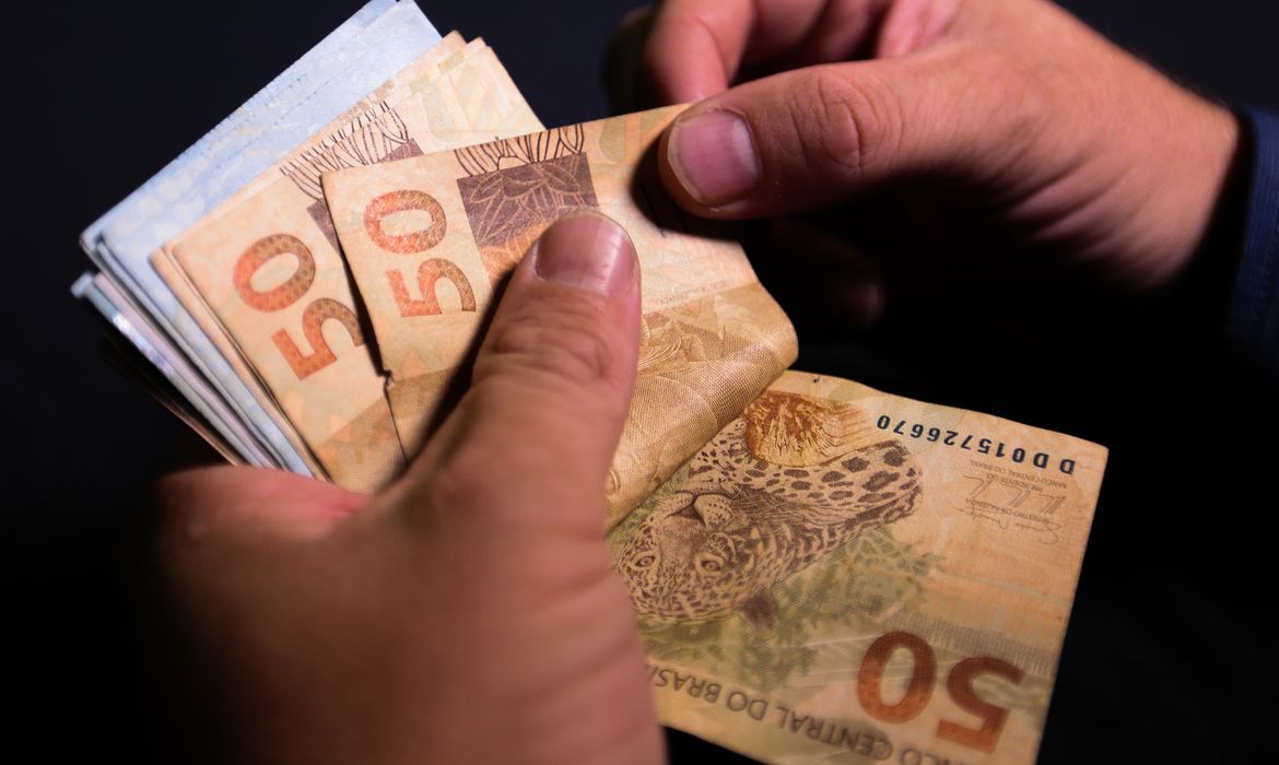 Governo de SP define salário mínimo estadual de R$ 1.640