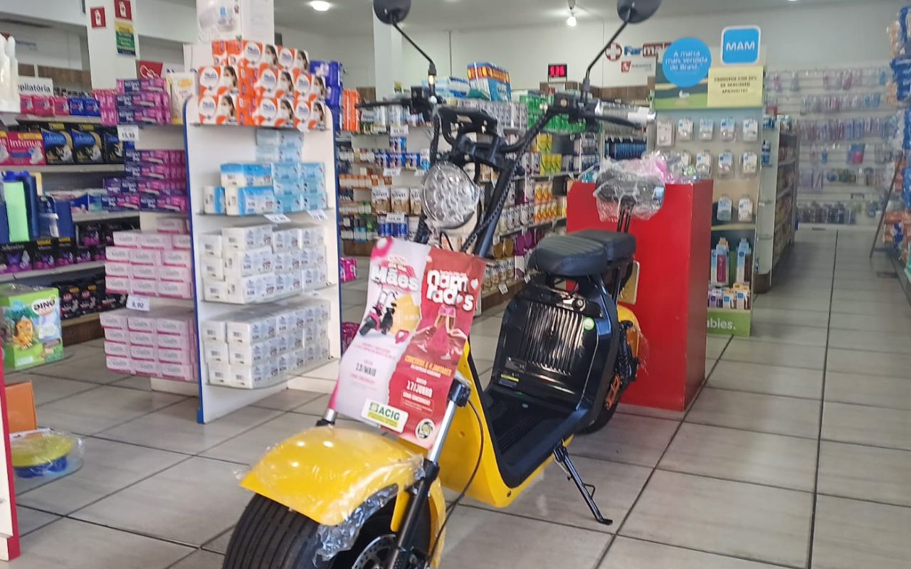 DIA DAS MÃES - Moto que será sorteada está em exposição nas lojas associadas