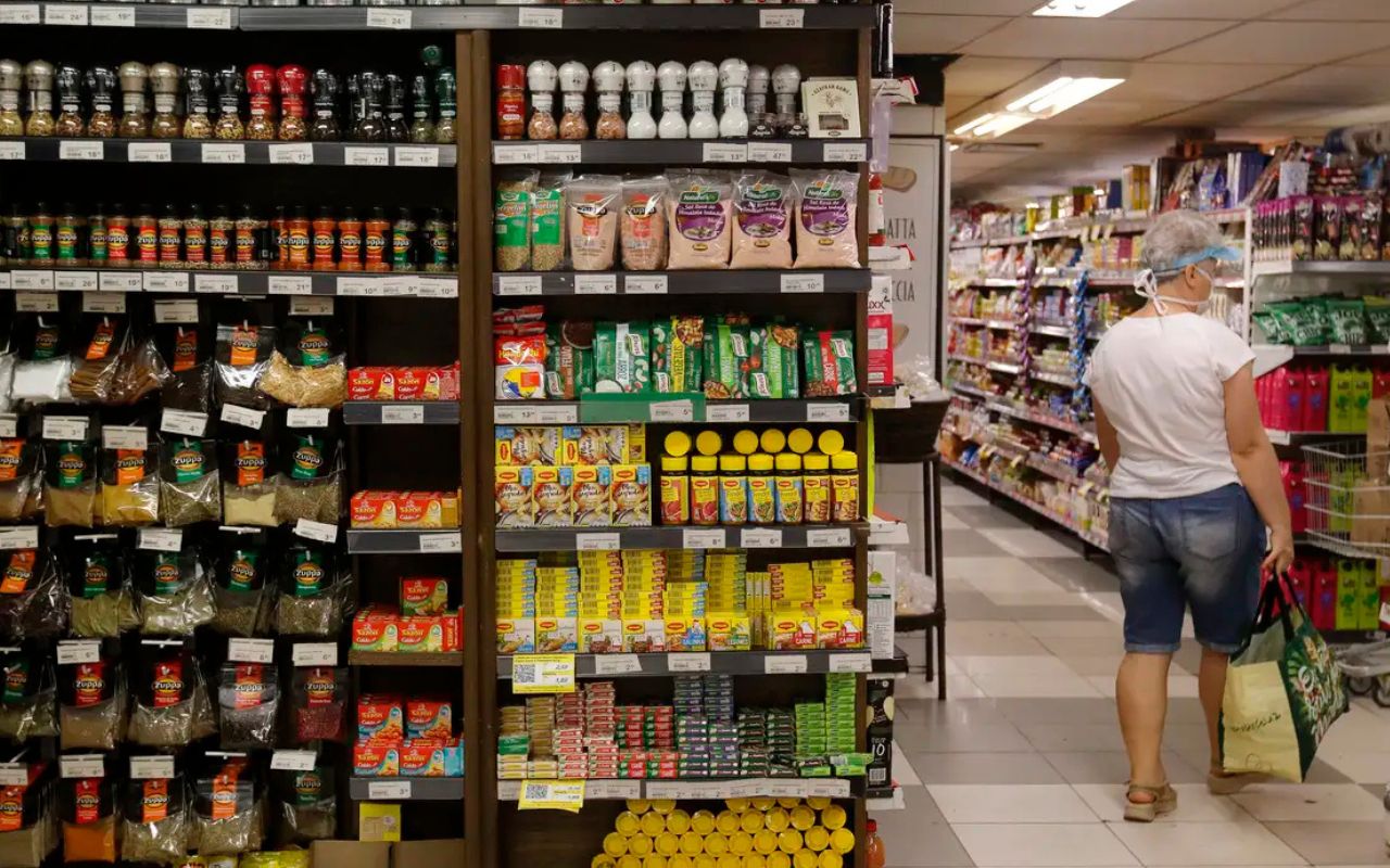 Consumo em supermercados cresceu 4% em julho, aponta Abras   