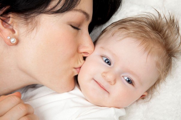 Beijar o bebê faz mal? Gesto libera hormônio do amor e é bom para a saúde