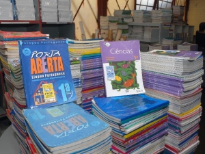 Escolas públicas devem receber livros didáticos até fevereiro