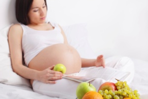 Para ficar saudável, esqueça o mito de que grávida come por dois