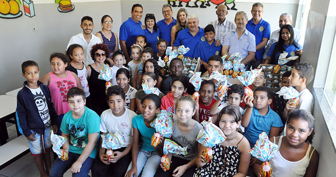 Rotary Club de Garça entrega ovos de Páscoa a crianças da Creche Virgília