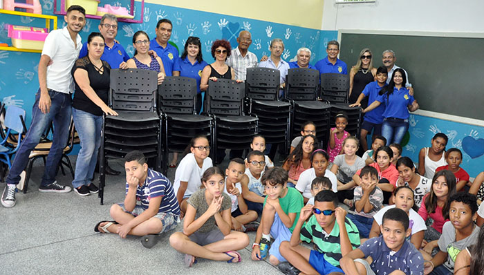 Subsídio Distrital: Rotary Club de Garça doa 40 cadeiras para Creche