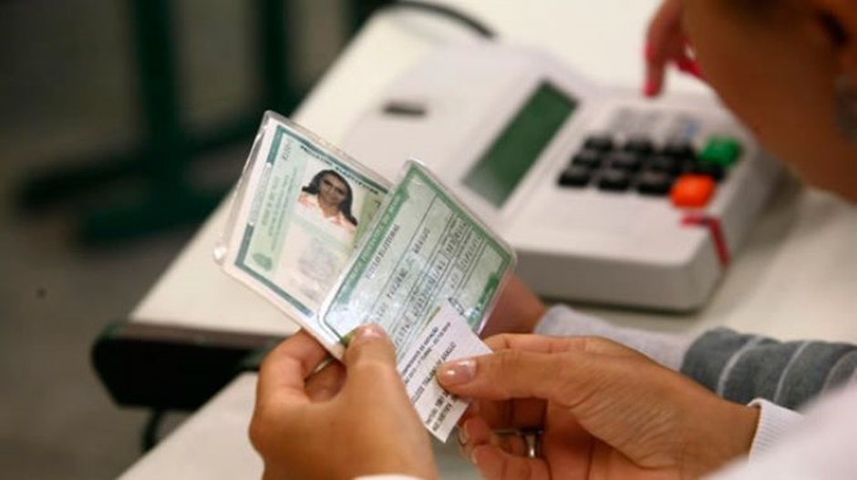 Transexuais e travestis j&aacute; podem incluir nome social no t&iacute;tulo de eleitor -