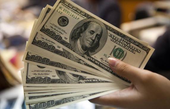 Dólar fecha próximo de R$ 3,50, no maior valor em quase dois anos