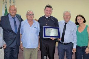 tulo de Cidadão Garcense para padre Anderson Messina 